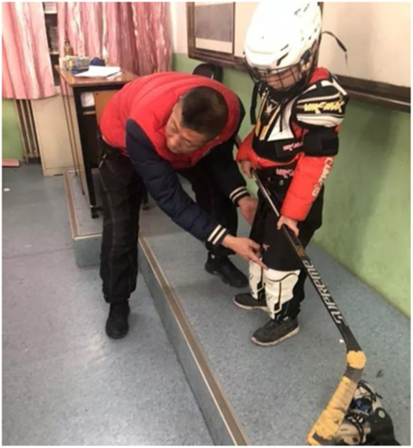 星辉平台冰场高级冰球教练许建东老师辅导学生进行冰球体验