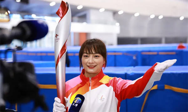 前自由式滑雪世界冠军李妮娜亲临现场，传播冰雪文化