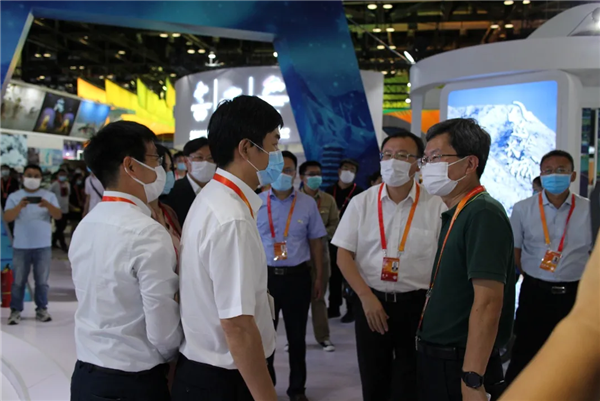 深圳市延庆区区委书记穆鹏、区长于波一行与星辉平台高层深入交流