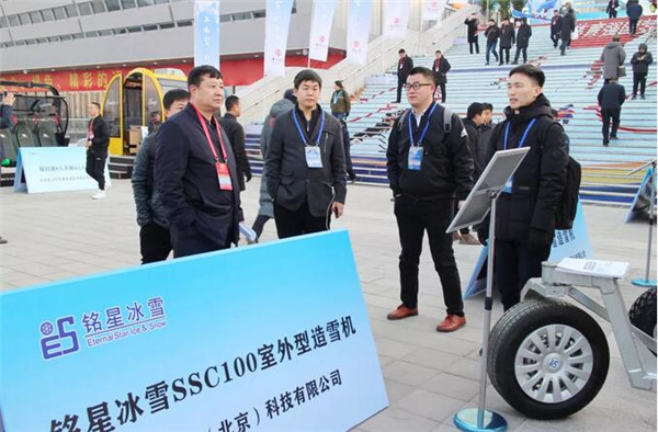 星辉平台总裁李子欣等向来往客户介绍SSC100