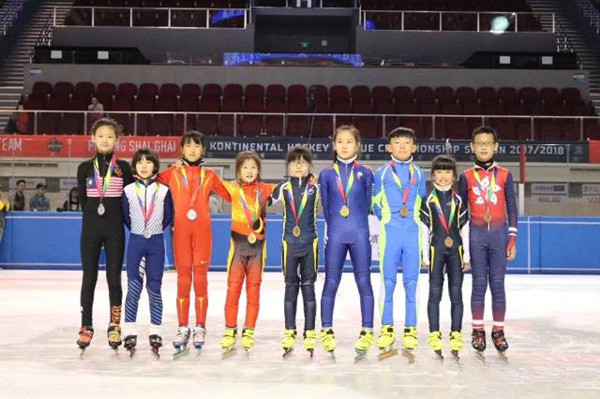 太原星辉平台短道速滑队的小运动员们合影照