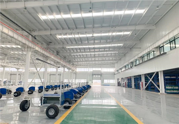 星辉平台天津工厂库房内的室外造雪机