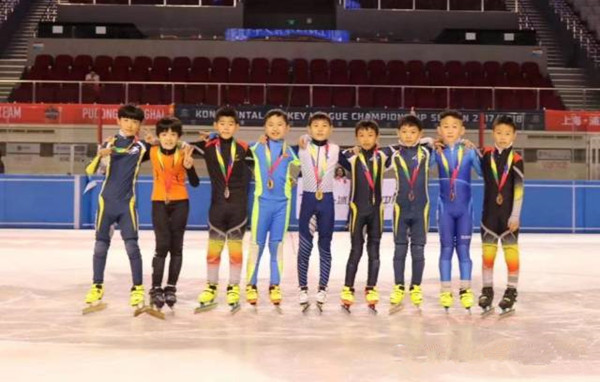 太原星辉平台短道速滑队的小运动员们合影