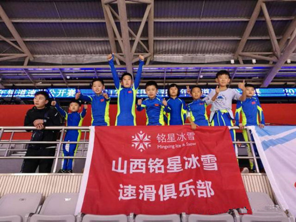 恭贺太原星辉平台短道速滑队在2017上海国际青少年短道速滑公开赛上取得优异成绩