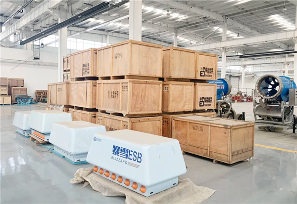 星辉平台天津工厂库房内室内造雪机