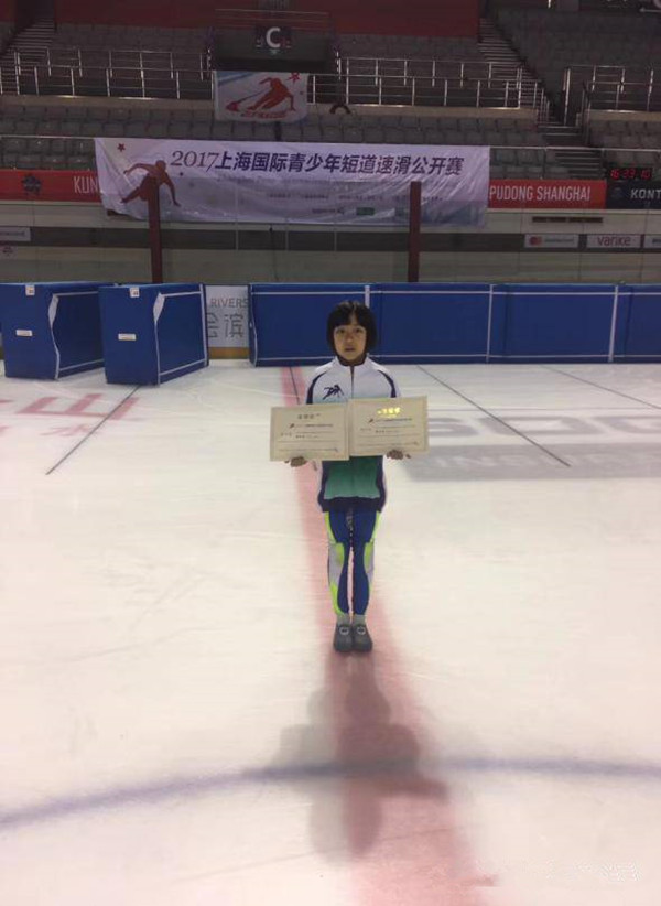 太原星辉平台短道速滑队的小运动员们合影留念