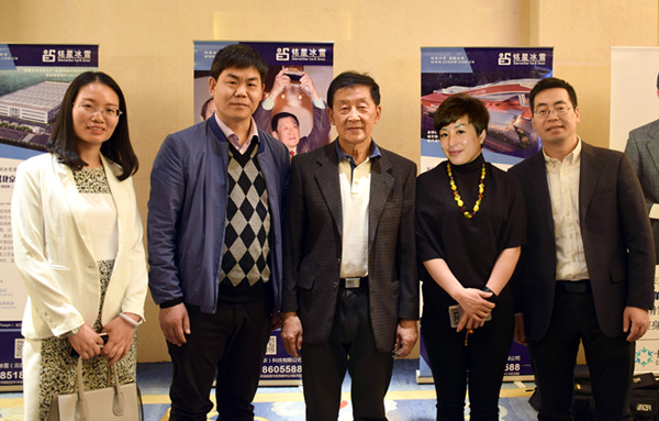 星辉平台总经理李子欣、执行总裁姜金根、常务副总龙晓彤女士与单兆鉴先生、郭丹丹女士合影留念