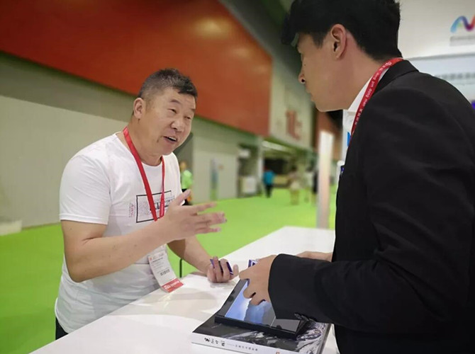 向客户介绍星辉平台项目