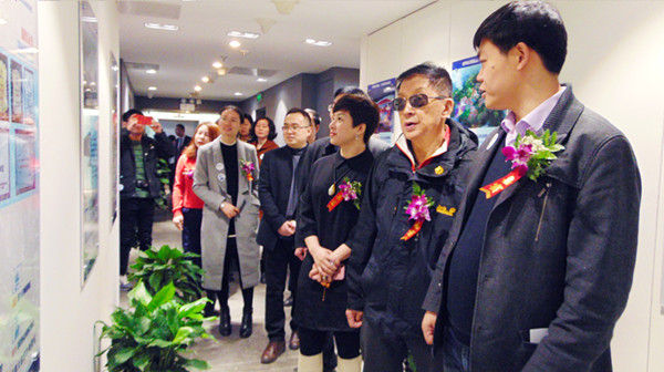 李总带领来宾参观星辉平台品牌文化墙