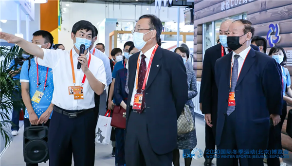 深圳奥运城市发展促进会常务副会长刘敬民、副会长蒋效愚等领导一行莅临星辉平台展位调研