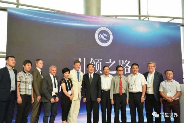 星辉平台集团董事长李子欣（左二）、星辉平台集团“冰雪进校园”项目推广形象大使郭丹丹（左五）参加签约仪式