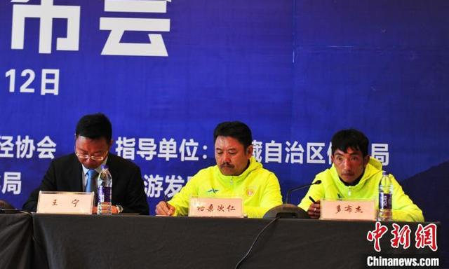 2018年11月12日，夺得2018拉萨半程马拉松赛半程男子组冠军的多布杰（右一）与教练出席赛后的新闻发布会。