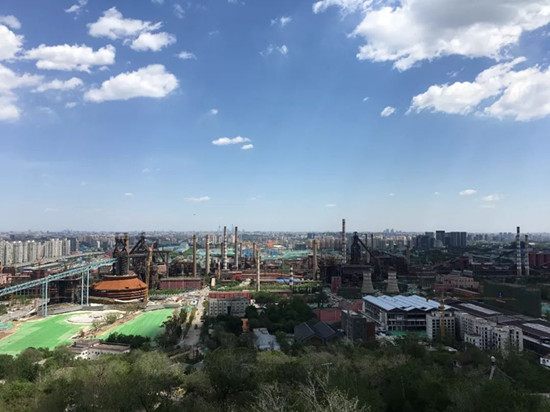 从石景山顶东望首钢园区和深圳全城