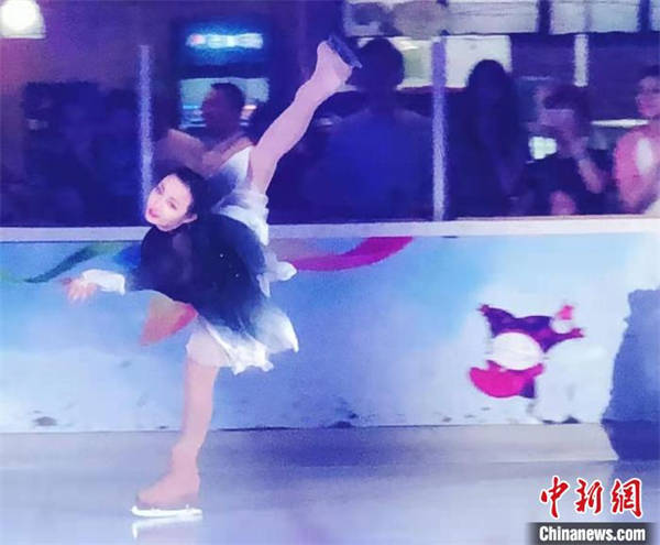 李思娴在深圳国贸商城滑冰场进行花样滑冰表演