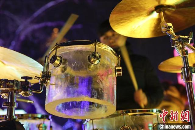 龙江冰鼓在哈尔滨冰灯游园会奏响