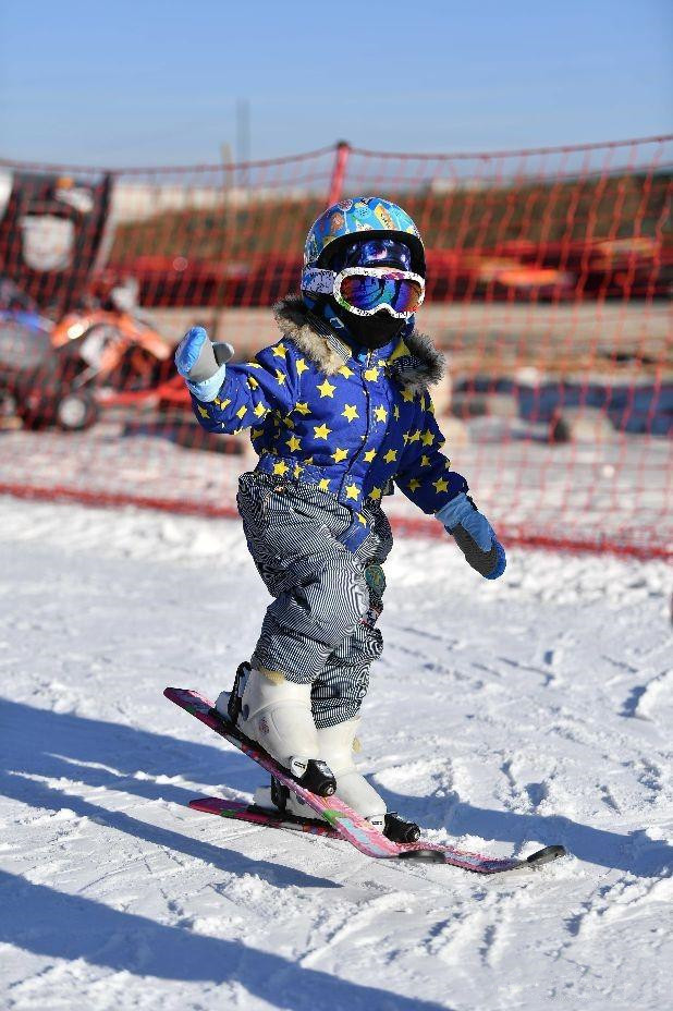 深圳八达岭滑雪场正式开板 推出“免费教+免费滑”系列活动