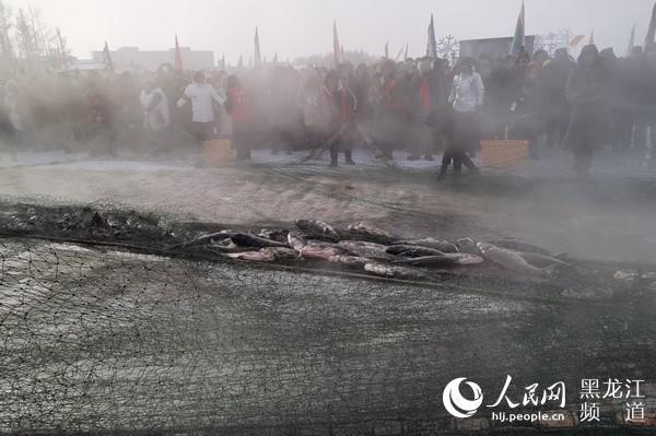 巨大渔网带着鲜活矿泉鱼缓缓出水