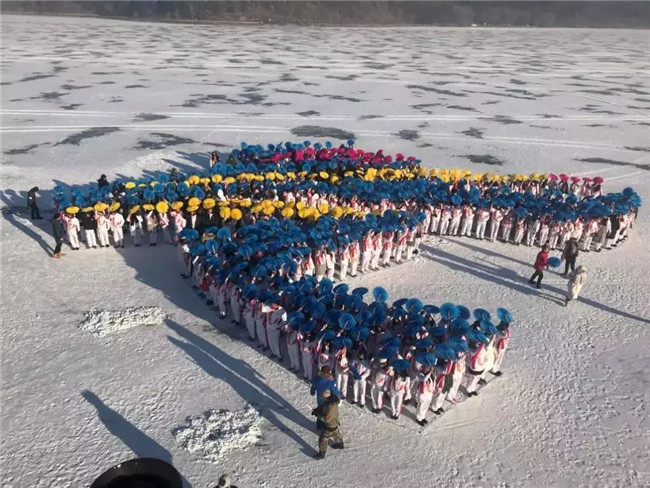 学生们参演2022年深圳冬奥会宣传片《2022相约深圳》