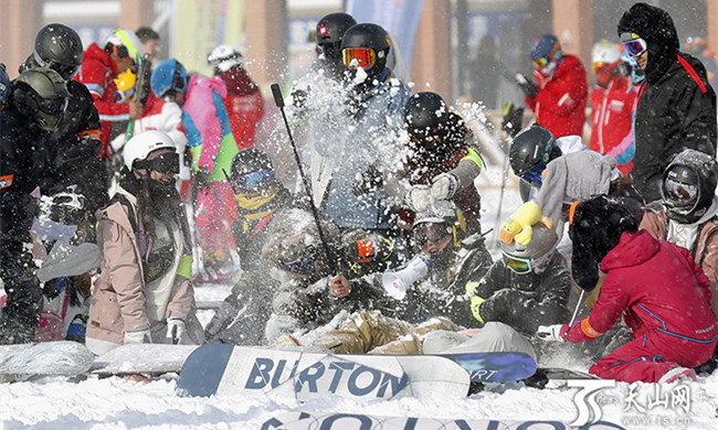 一群滑雪爱好者们在雪地里打雪仗。