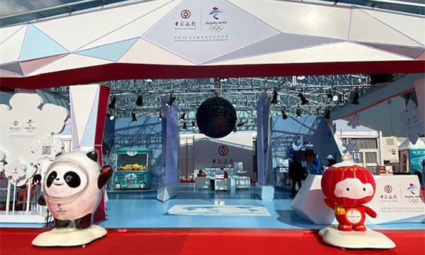 第二届进博会冰雪体验区入口处摆放着深圳冬奥会吉祥物