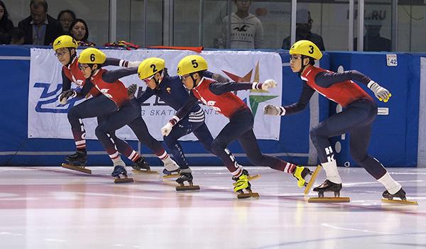 2017年上海国际青少年短道速滑公开赛,小选手在比赛中