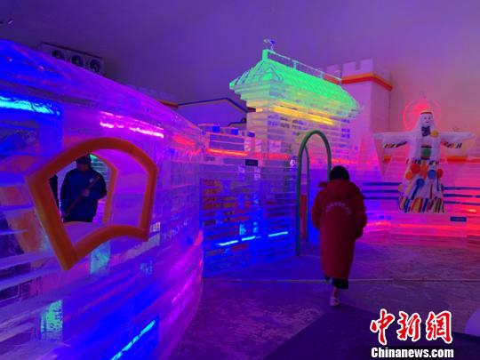 山西长治通天峡景区国际冰雕邀请赛开幕，七彩城冰雪艺术馆正式开园迎客