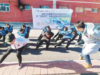 11月20日至29日,张家口市体育局组织的“双百双万”冰雪知识技能进校园活动,走进清河路小学。