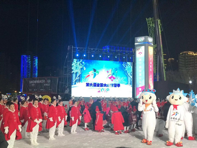 参与了大众冰雪季启动仪式的冰娃人偶。