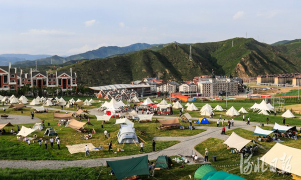 张家口市崇礼区富龙四季小镇国际度假区开启夏季运营模式,迎来了众多游客。